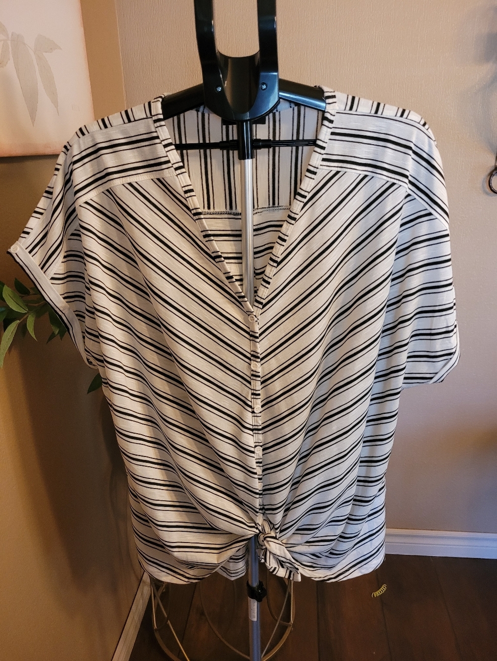NWOT Lily Morgan Plus Striped V-Neck Tie-Front Women’s Top - White/Black